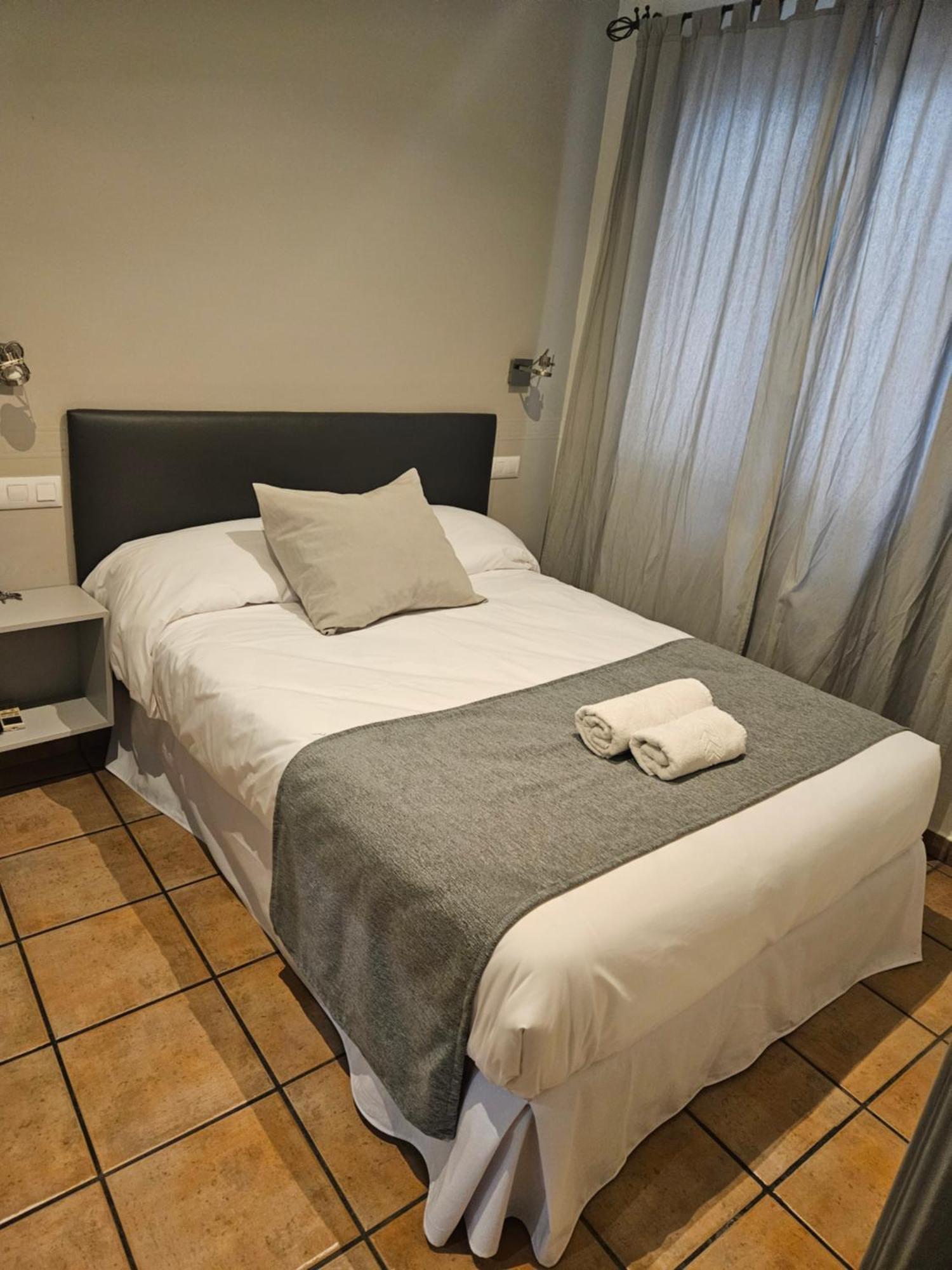 Hostal La Campana Toledo Exteriör bild