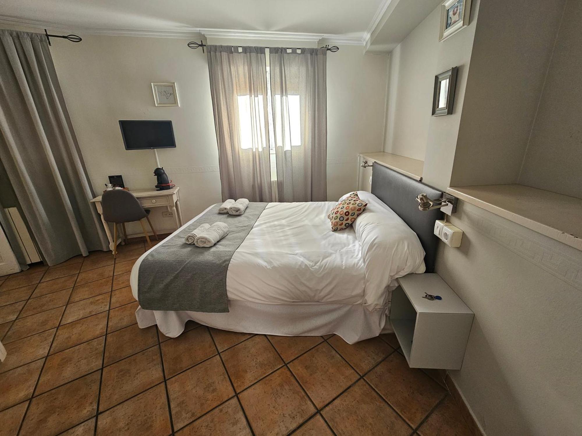 Hostal La Campana Toledo Exteriör bild