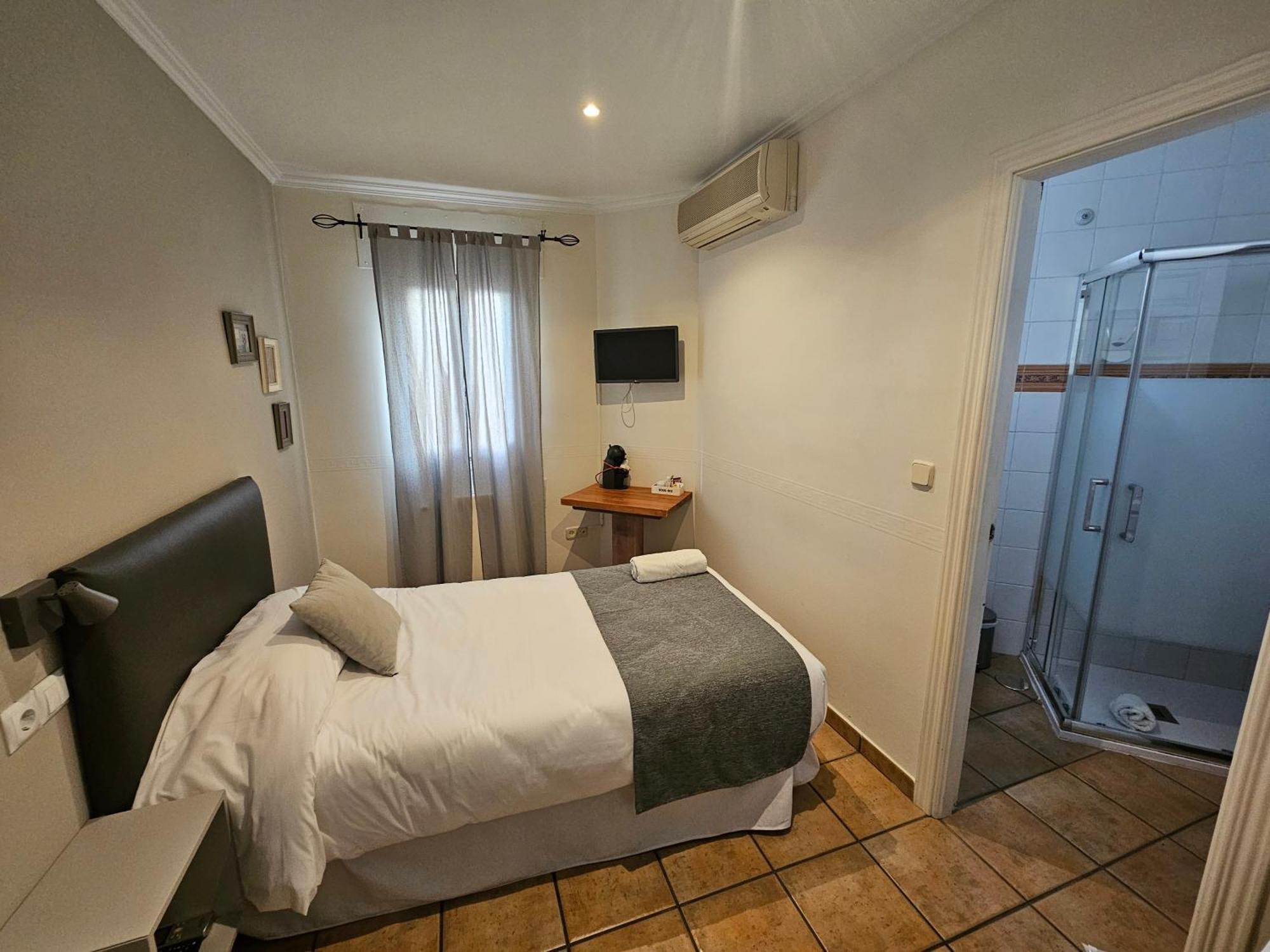 Hostal La Campana Toledo Exteriör bild
